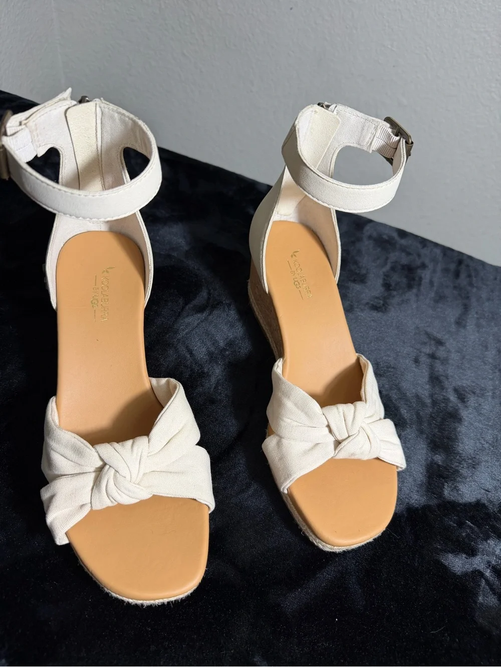 Título: Koolaburra by UGG Cream Knot Wedge Ankle Strap Sandals